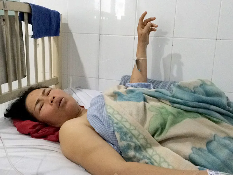 Bà Thu bị đâm thủng ruột đang được cấp cứu tại Bệnh viện Nhân dân Gia Định 